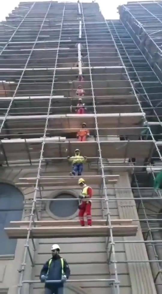 新奇至極 哪個(gè)國(guó)家竟如此運(yùn)送建筑材料？